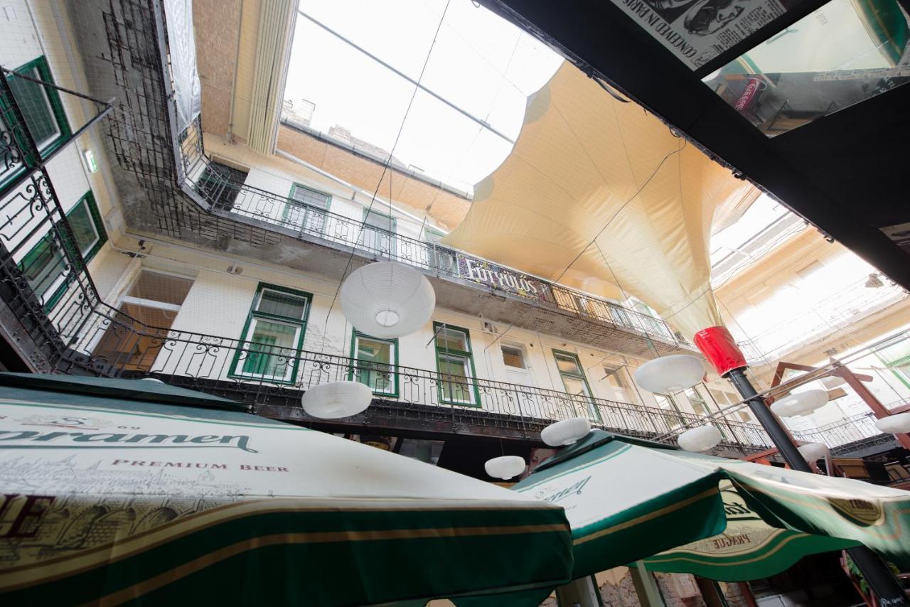 Budapest Party Hostel At Udvarom Экстерьер фото