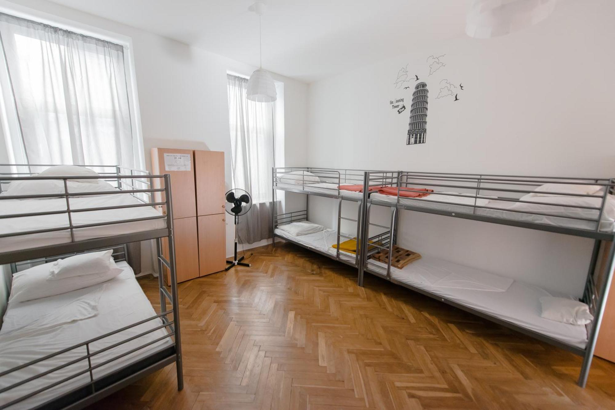 Budapest Party Hostel At Udvarom Номер фото