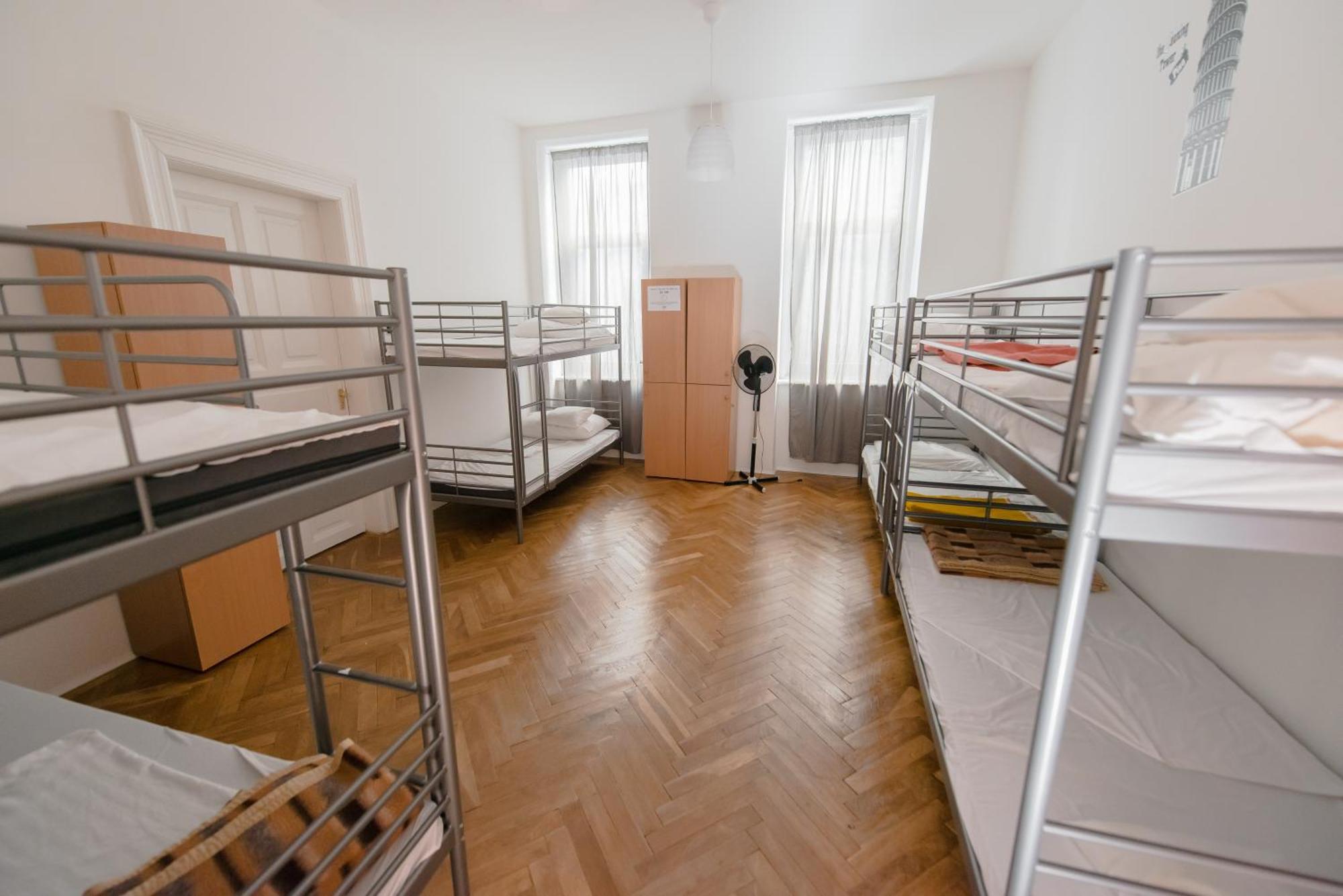 Budapest Party Hostel At Udvarom Номер фото